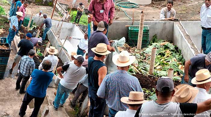 Grupo de Técnicos en Agroecologia con productores en el montaje de una cama lixiviadora.